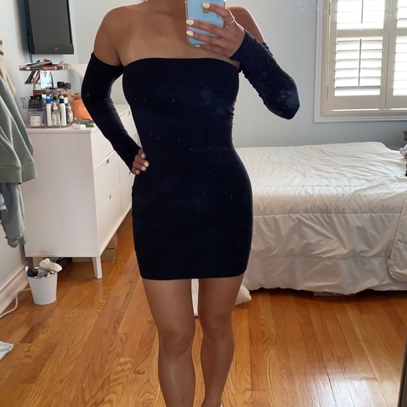 Black off the shoulders M boutique Mini dress - Picture 2 of 4